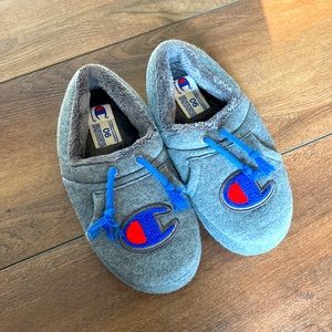 Champion youth slippers size 6